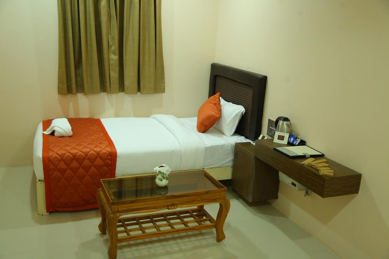 Athena Hotel Tiruvannamalai Bagian luar foto